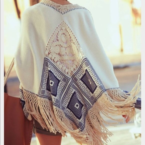 Anthropologie Sweaters - Anthro Angel Of The North Chapala Boho Poncho